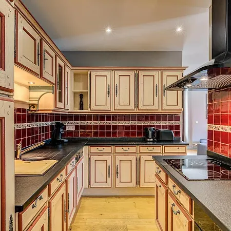 Apartment President, Alpes Agency, Central Chamonix, Sleeps 12 *