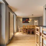 President, Alpes Agency, Chamonix, Sleeps 12 Шамоні